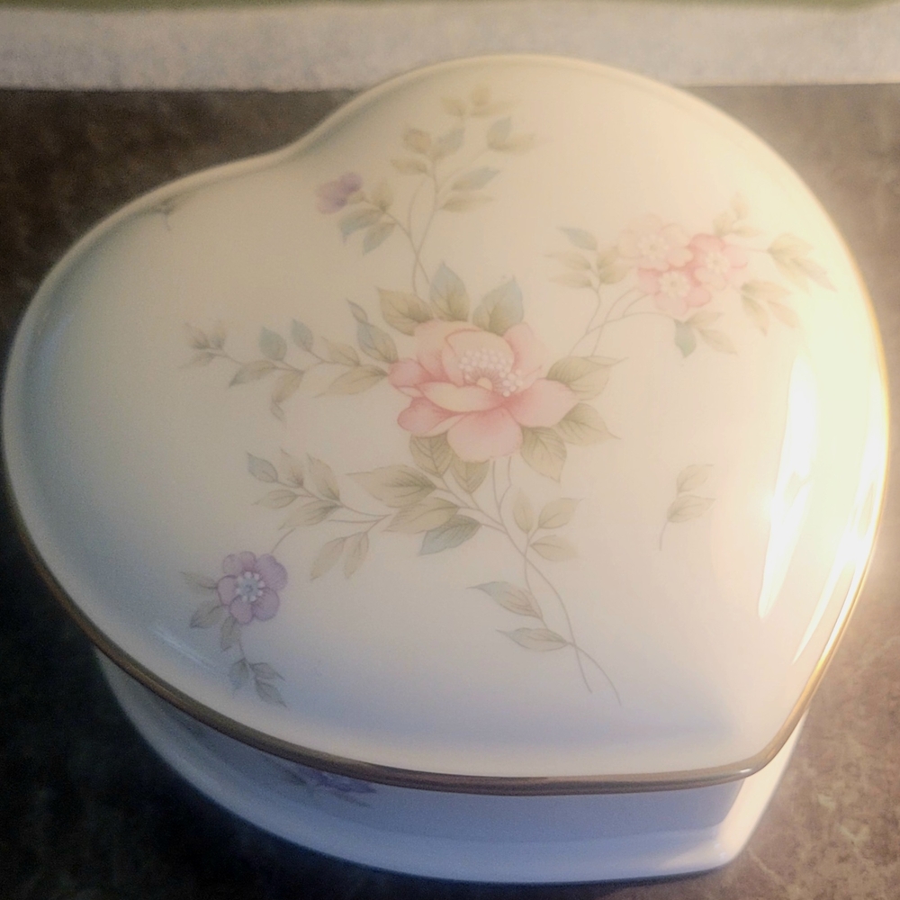 Mikasa Rememberance Heart-Shaped Floral Trinket Box
